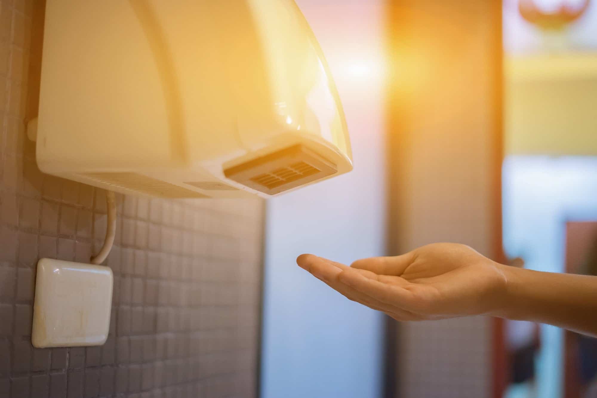 Secador de ar de mão em banheiro público ou banheiros