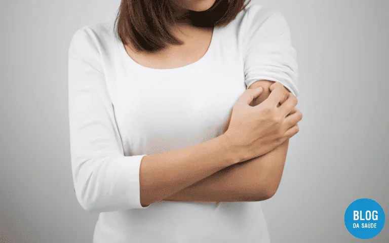 Coceira pelo corpo: causas e quando avaliar