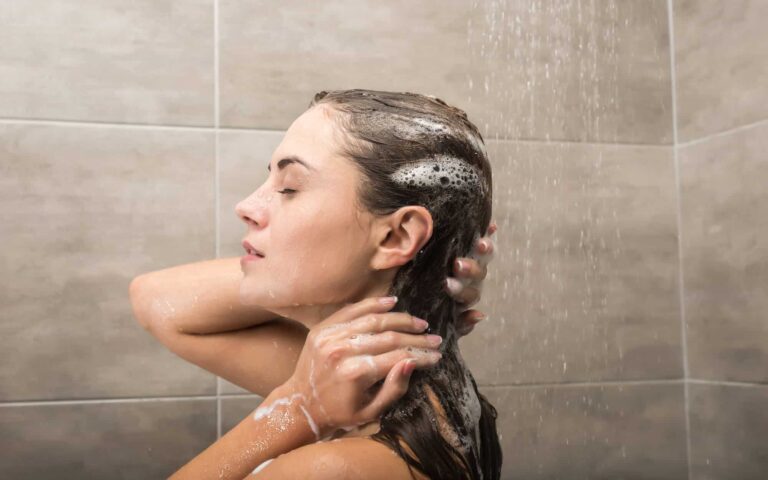 Cabelos Oleosos: Um Guia Dermatológico Sobre Causas, Mitos e a Rotina de Cuidados Ideal 4 cabelo oleoso o que fazer