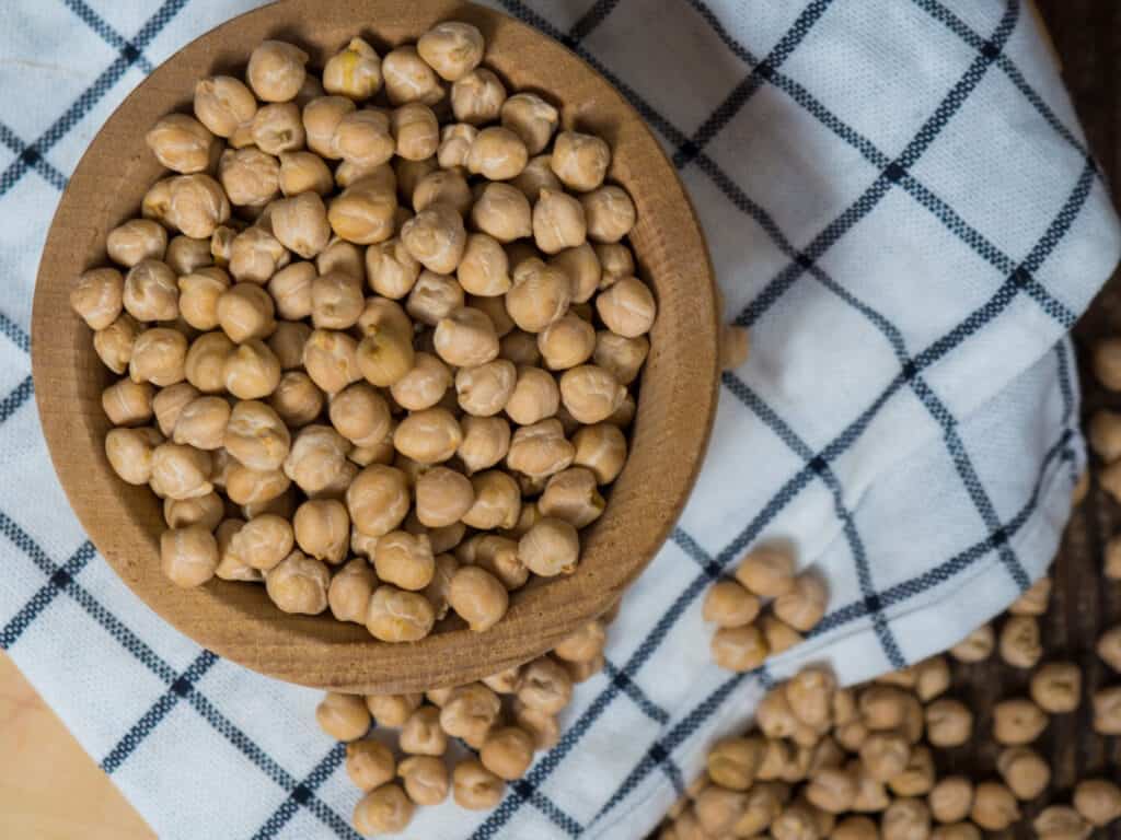 Grão-de-bico engorda? Como incluir na dieta 1 grão de bico