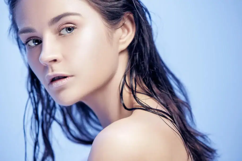 Cabelos Oleosos: Um Guia Dermatológico Sobre Causas, Mitos e a Rotina de Cuidados Ideal 2 hidratacao para cabelo oleoso.jpg