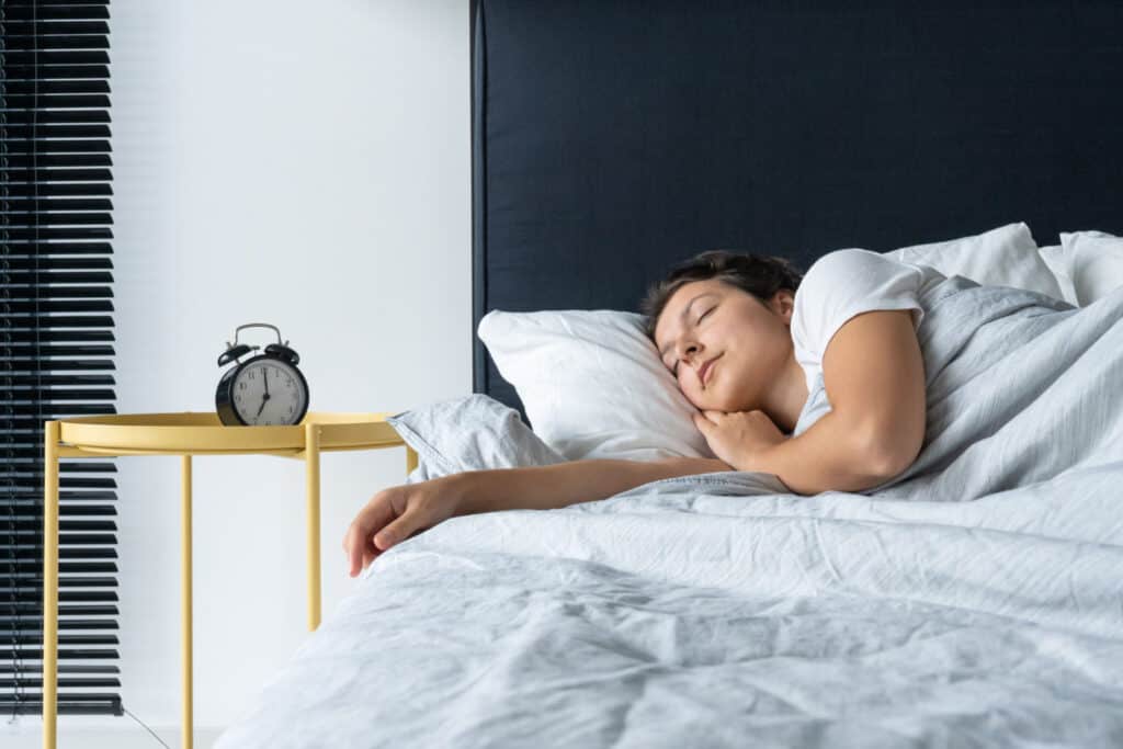 Comer antes de dormir faz mal? Quando evitar refeições à noite