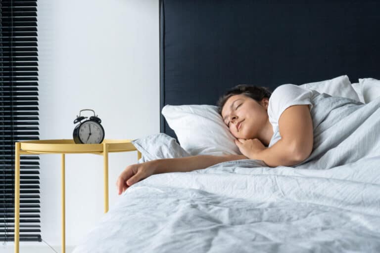 Comer antes de dormir faz mal? Quando evitar refeições à noite